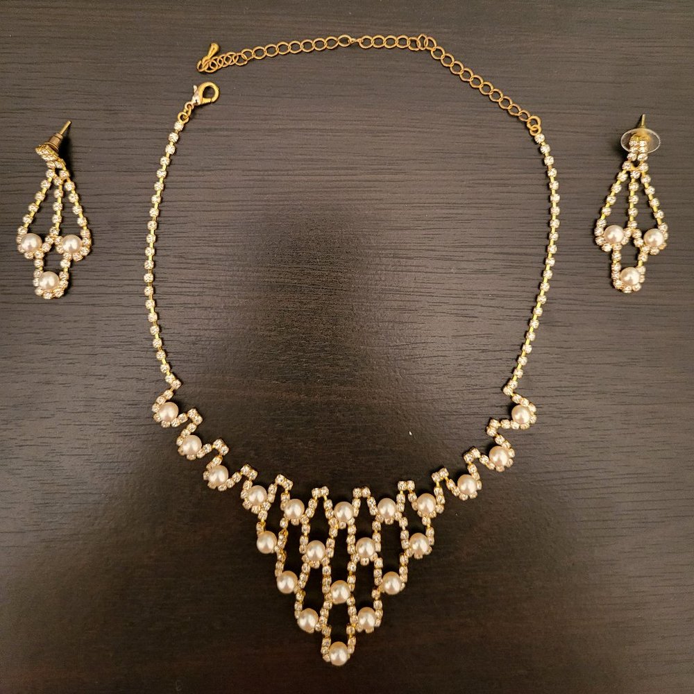 Set of rhinestone and pearl necklace and earrings